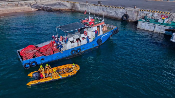 Tàu Quỳnh Hưng 79 cùng xuồng cao su chuyên dụng của Trung tâm Ứng phó sự cố môi trường Việt Nam được điều động đến hiện trường.