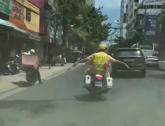 CSGT Khánh Hòa kịp thời hỗ trợ du khách nước ngoài đi cấp cứu.
