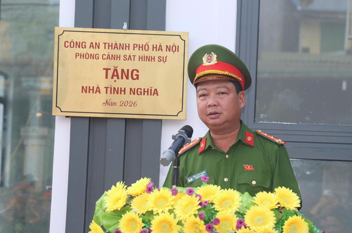 Đại tá Đặng Việt Quảng, Trưởng phòng Cảnh sát hình sự, Công an Thành phố Hà Nội phát biểu tại lễ bàn giao nhà tình nghĩa (Ảnh: Lê Danh).
