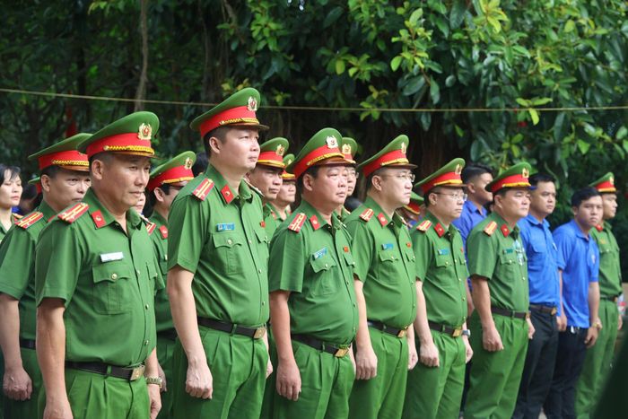 Đoàn dâng hương Đền thờ liệt sĩ Tiểu đoàn 406 - Đặc công Quân khu V, nơi thờ chung hơn 1.500 anh hùng liệt sĩ (Ảnh: Lê Danh).