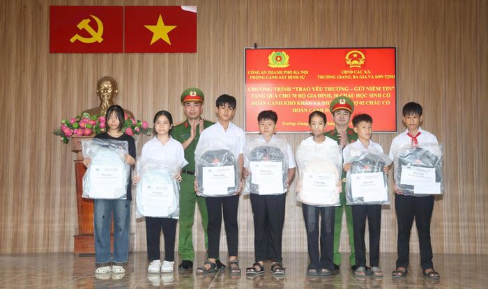 30 suất quà gồm cặp sách và 3 triệu đồng tiền mặt được trao tận tay các em học sinh nghèo hiếu học trên địa bàn 3 xã (Ảnh: Lê Danh).