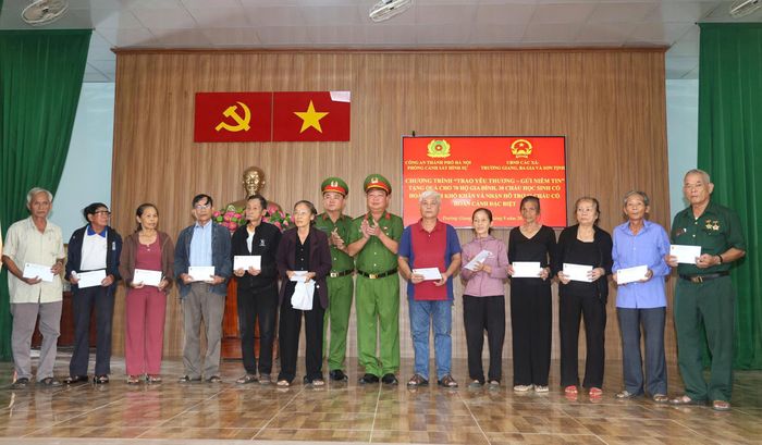 Đoàn trao 70 suất quà, mỗi suất trị giá 3 triệu đồng cho đối tượng chính sách, gia đình khó khăn trên địa bàn 3 xã (Ảnh: Lê Danh).