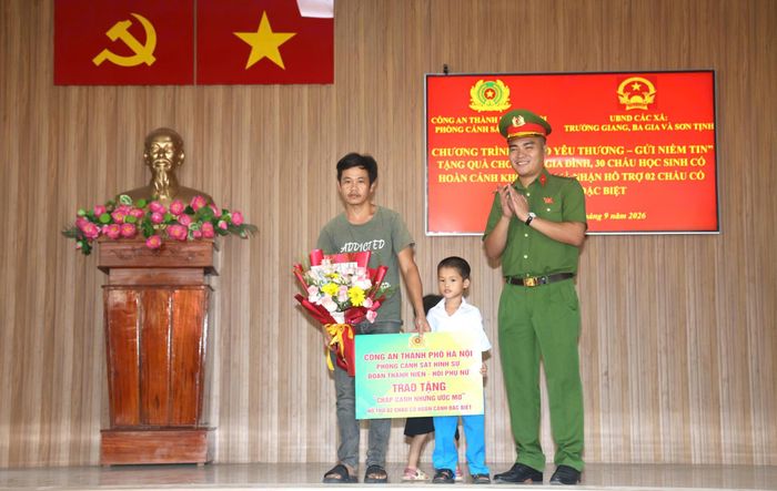 Đoàn Thanh niên và Hội phụ nữ Phòng Cảnh sát hình sự, Công an thành phố Hà Nội cũng nhận đỡ đầu, hỗ trợ hằng tháng cho 2 cháu bé có hoàn cảnh đặc biệt (Ảnh: Lê Danh).