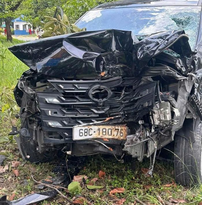 Đầu ô tô bị bể nát.