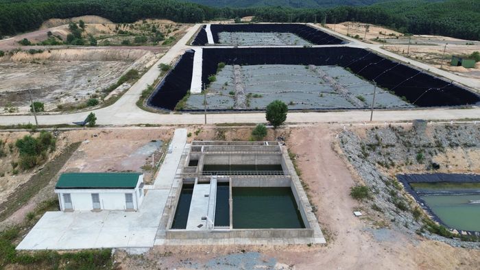Do đó, chủ đầu tư đã xử phạt vi phạm tiến độ 12% giá trị hợp đồng chưa thi công, với tổng số tiền hơn 210 triệu đồng. Sau khi trừ hơn 109 triệu đồng đã xử phạt ở đợt 1 (ngày 4/8/2026), nhà thầu bị phạt bổ sung hơn 100 triệu đồng. Toàn bộ kinh phí phạt được khấu trừ trực tiếp trong hồ sơ nghiệm thu quyết toán gói thầu.