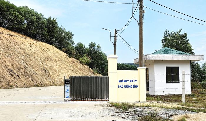 Ông Nguyễn Hồ, bảo vệ tại dự án Khu xử lý rác thải Hương Bình cho biết, vừa mới được hợp đồng bảo vệ ở công trình cuối tháng 8/2026. Khi đến nhận công việc, trên công trường không còn công nhân thi công, chỉ còn lại một số thiết bị, máy móc nhưng từ đầu tháng 9, nhà thầu đã cho chở khỏi công trình.