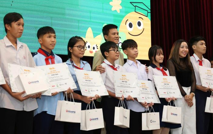Những suất học bổng là sự động viên thiết thực đối với gia đình công nhân trong những ngày đầu năm học.
