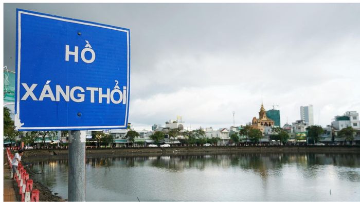 Hồ Xáng Thổi thuộc phường Ninh Kiều có nhiệm vụ điều tiết nước trung tâm thành phố.