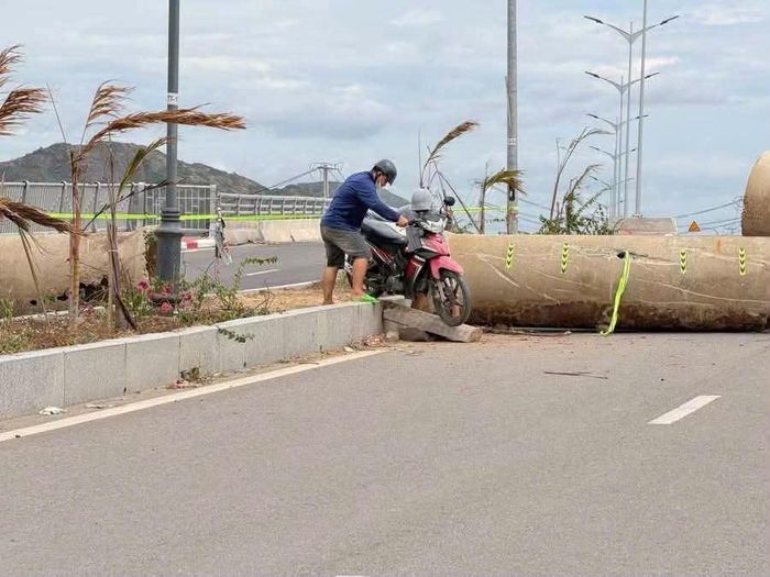 Người dân vẫn bất chấp di chuyển trên tuyến dù chủ đầu tư đã có biển cấm và chặn hai đầu tuyến đường.