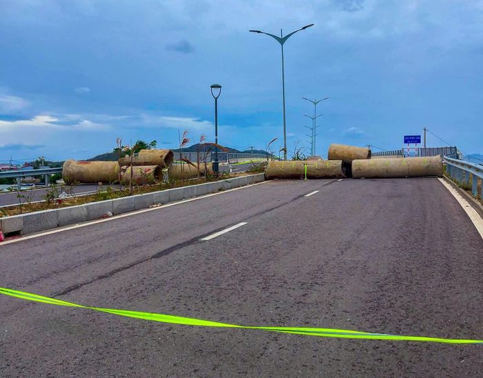 Chủ đầu tư rào chắn hai đầu dự án để ngăn phương tiện ra vào. (Ảnh: Minh Thọ).