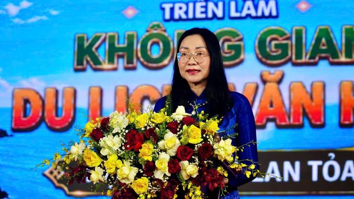 Bà Nguyễn Hằng Nga, Giám đốc Trung tâm Triển lãm Văn hóa nghệ thuật Việt Nam phát biểu tại Triển lãm.