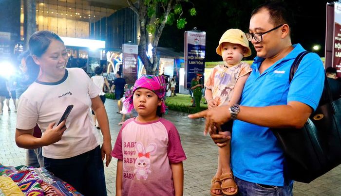 Sắc màu thổ cẩm Điện Biên thu hút du khách tại không gian quảng bá văn hóa, du lịch.