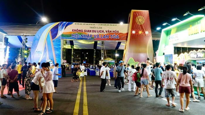Triển lãm thu hút đông đảo người dân và du khách đến tham quan, thưởng lãm.