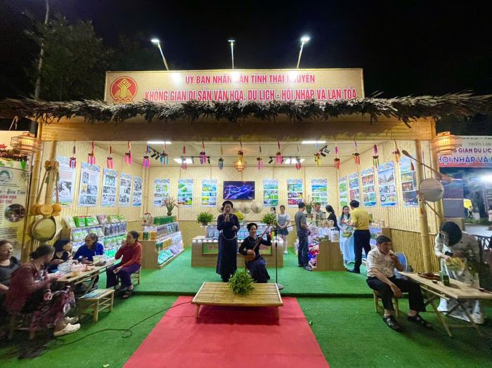 Mỗi gian hàng mang đậm dấu ấn riêng, giới thiệu những nét văn hóa và sản vật đặc trưng của từng địa phương.