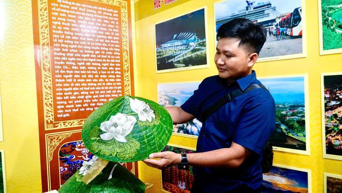 Chiếc nón lá được làm từ lá sen (một sản phẩm đến từ thành phố Huế) thu hút du khách đến tham quan, thưởng lãm.