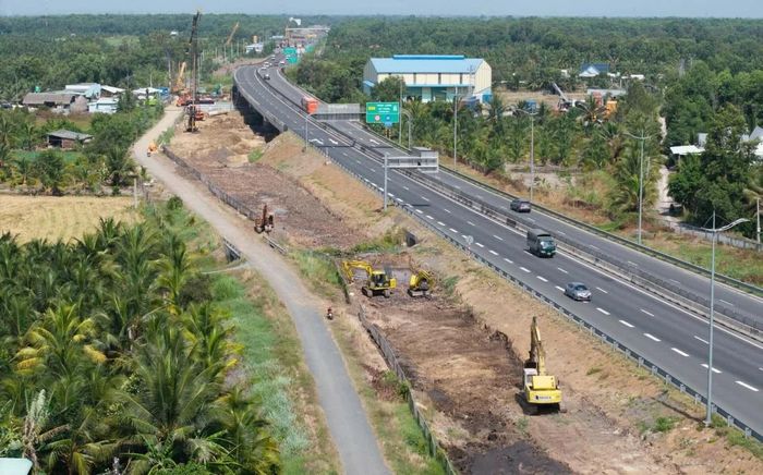 Thi công mở rộng tuyến cao tốc TP.HCM - Trung Lương - Mỹ Thuận. (Ảnh: Tập đoàn Đèo Cả).