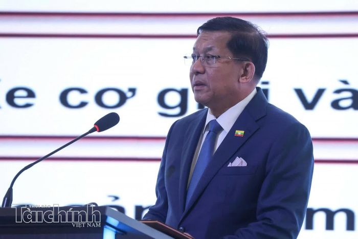 Tổng thống Myanmar Min Aung Hlaing phát biểu tại Diễn đàn Doanh nghiệp Việt Nam - Myanmar. Ảnh: Đức Thanh