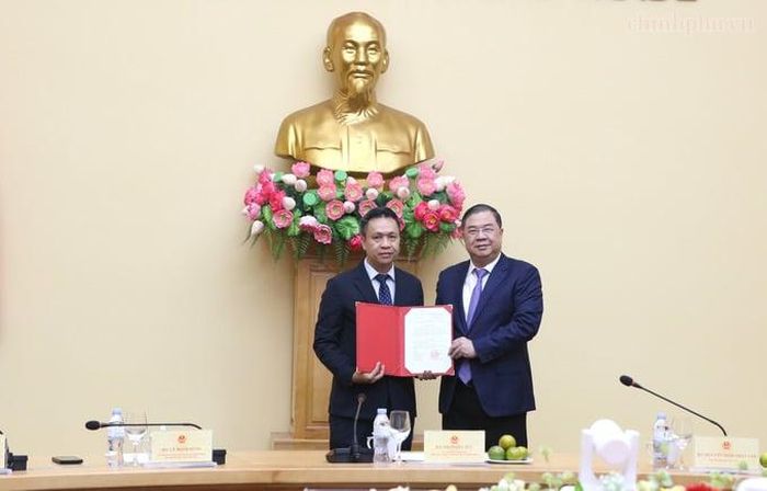 Phó thủ tướng Thường trực Phạm Gia Túc trao Quyết định bổ nhiệm đồng chí Nguyễn Việt Sơn, Vụ trưởng Vụ Dầu khí và Than giữ chức vụ Thứ trưởng Bộ Công Thương.