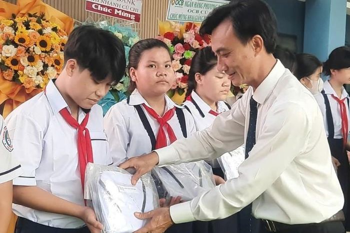 Ông Trần Quang Thái, Ủy viên Ban Thường vụ, Phó Chủ tịch UBND xã Củ Chi, trao quà động viên học sinh có hoàn cảnh khó khăn nhân dịp năm học mới. Ảnh: Trường Vũ.