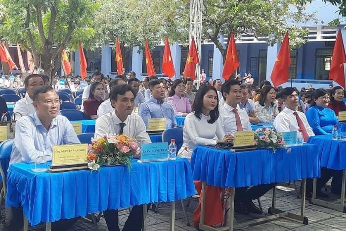 Ông Hứa Quốc Hưng, Bí thư Đảng ủy, Chủ tịch HĐND xã Củ Chi (hàng ghế đầu, thứ ba từ phải sang), cùng các đại biểu tham dự lễ khai giảng năm học mới. Ảnh: Trường Vũ.