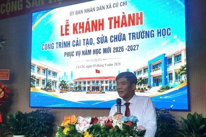 Ông Phạm Kiều Hưng, Phó Bí thư Đảng ủy, Chủ tịch UBND xã Củ Chi, phát biểu tại lễ khai giảng năm học 2026 - 2027 của Trường THCS Củ Chi 1. Ảnh: Trường Vũ.