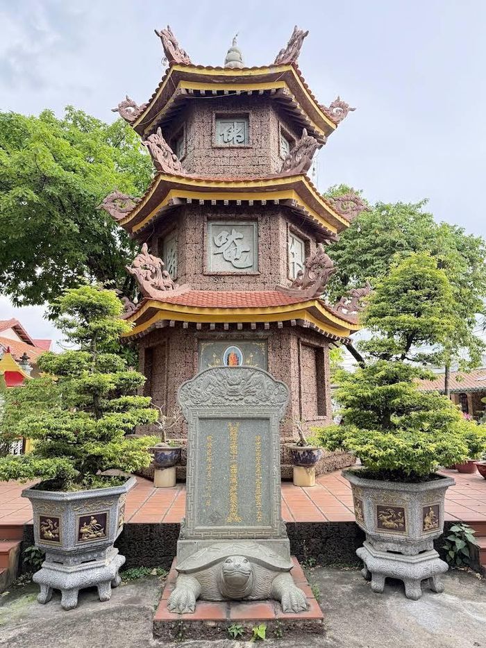 Bảo tháp cùng những dấu tích được gìn giữ trong khuôn viên Tổ đình Long Thiền, góp phần kể lại hành trình hơn ba thế kỷ của ngôi cổ tự. Ảnh: Tường Quang