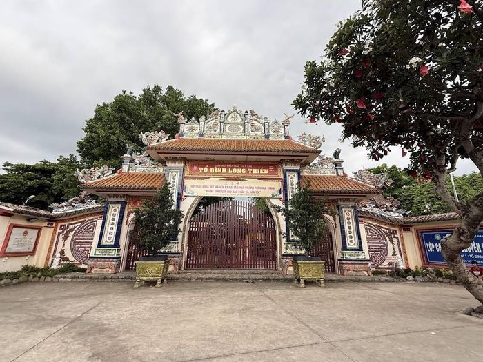 Cổng Tổ đình Long Thiền với đường nét kiến trúc và họa tiết trang trí tạo nên nét cổ kính, trang nghiêm của di tích. Ảnh: Tường Quang