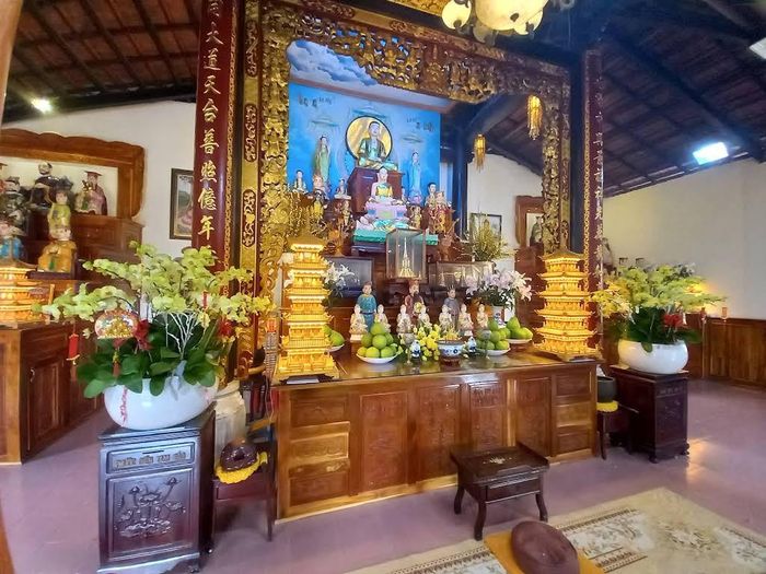 Không gian chánh điện Tổ đình Long Thiền trang nghiêm với hệ thống tượng thờ, hoành phi và liễn đối mang dấu ấn Phật giáo truyền thống. Ảnh: Tường Quang