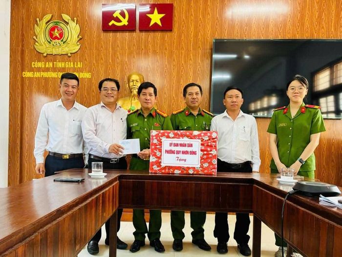 Ông Trần Việt Quang, Phó Bí thư Đảng ủy, Chủ tịch UBND phường Quy Nhơn Đông trao quà động viên cán bộ, chiến sĩ Công an phường đang thực hiện nhiệm vụ.↵