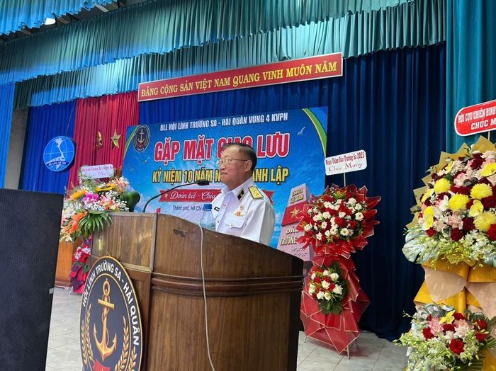 Trung tướng, Phó Đô đốc Trần Thanh Huyền Nguyên, Chính ủy Quân chủng Hải quân, phát biểu tại chương trình gặp mặt.