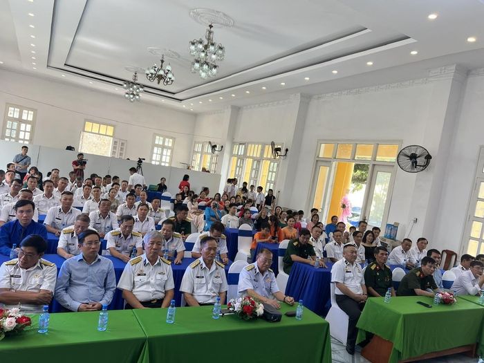Gần 200 cựu quân nhân cùng các thế hệ cán bộ, chiến sĩ gặp gỡ trong không khí ấm áp, nghĩa tình sau 34 năm ngày nhập ngũ.