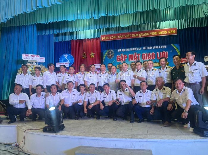 Các thế hệ cán bộ, chiến sĩ và cựu quân nhân Vùng 4 Hải quân chụp ảnh lưu niệm, lưu giữ khoảnh khắc ý nghĩa tại chương trình.