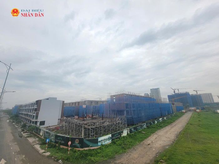 Một dự án bất động sản đang thi công trên địa bàn phường Bình Trưng. Ảnh: Quang Phương