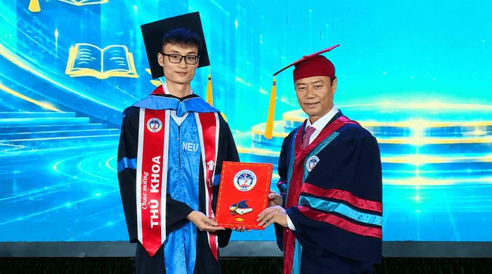 Phạm Đạt Thành tại buổi lễ trao bằng tốt nghiệp Đại học. Ảnh: NVCC
