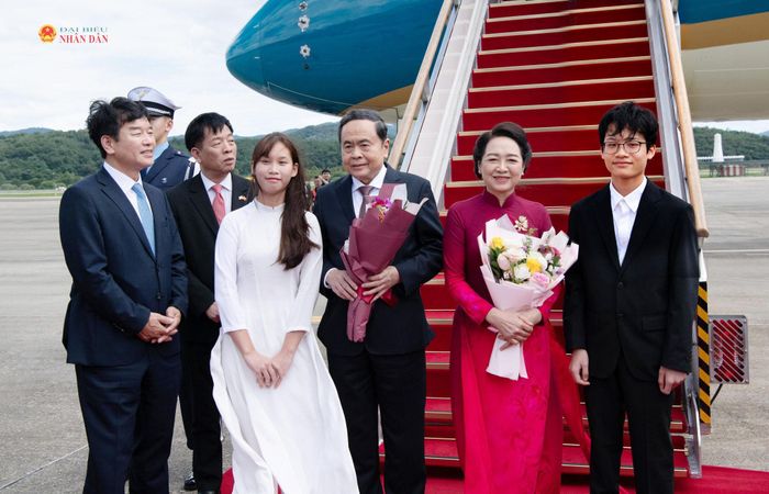Chủ tịch Nhóm Nghị sĩ hữu nghị Hàn Quốc - Việt Nam Moon Jin-seok, Đại sứ Việt Nam tại Hàn Quốc Vũ Hồ và đại diện cộng đồng người Việt Nam tại Hàn Quốc đón Chủ tịch Quốc hội Trần Thanh Mẫn và Phu nhân Nguyễn Thị Thanh Nga tại sân bay Seongnam