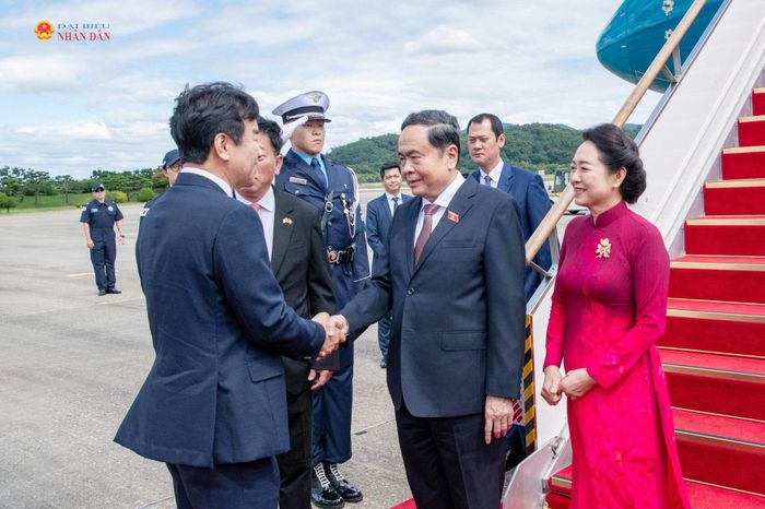 Chủ tịch Nhóm Nghị sĩ hữu nghị Hàn Quốc - Việt Nam Moon Jin-seok đón Chủ tịch Quốc hội Trần Thanh Mẫn và Phu nhân Nguyễn Thị Thanh Nga tại sân bay Seongnam
