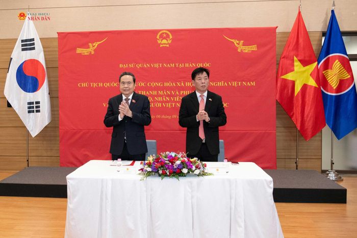 Chủ tịch Quốc hội Trần Thanh Mẫn và Đại sứ Việt Nam tại Hàn Quốc Vũ Hồ tại cuộc gặp mặt cán bộ, nhân viên Đại sứ quán và cộng đồng người Việt Nam tại Hàn Quốc