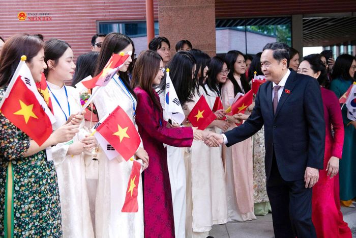 Chủ tịch Quốc hội Trần Thanh Mẫn và Phu nhân Nguyễn Thị Thanh Nga với cán bộ Đại sứ quán Việt Nam tại Hàn Quốc và cộng đồng người Việt Nam đang sinh sống, làm việc, học tập tại Hàn Quốc