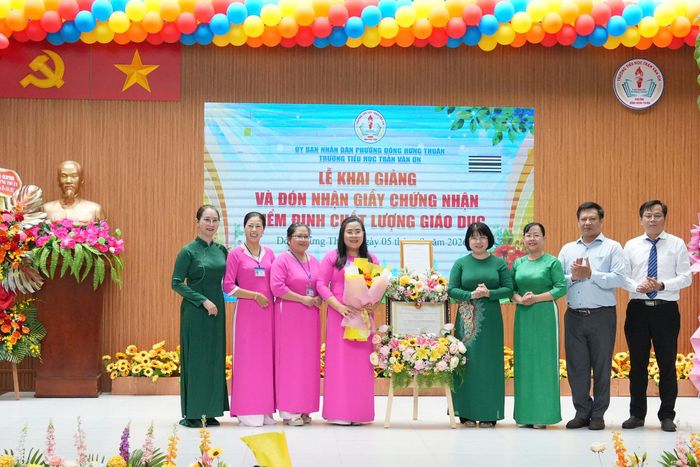 Lãnh đạo phường Đông Hưng Thuận và đại diện Sở Giáo dục và Đào tạo trao Quyết định và Giấy chứng nhận kiểm định chất lượng giáo dục cho Trường Tiểu học Trần Văn Ơn. Ảnh: Thạc Hiếu