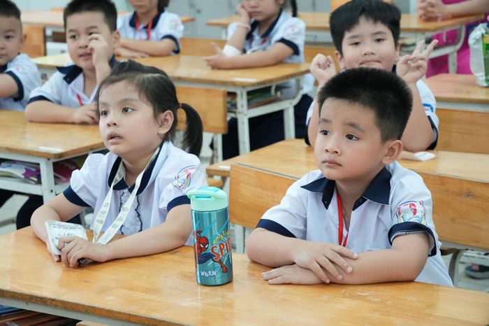 Học sinh lớp 1 Trường Tiểu học Trần Văn Ơn trong ngày đầu năm học mới. Ảnh: Thạc Hiếu