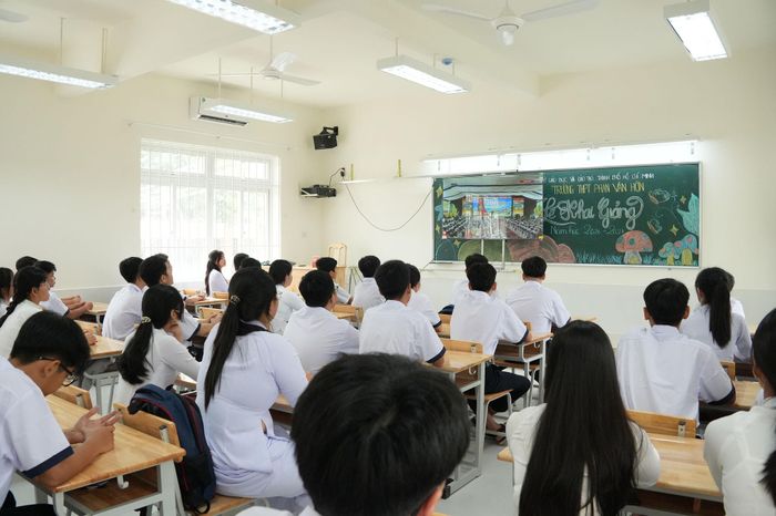 Các em học sinh Trường THPT Phan Văn Hớn khai giảng năm học đầu tiên trong ngôi trường mới. Ảnh: Thạc Hiếu