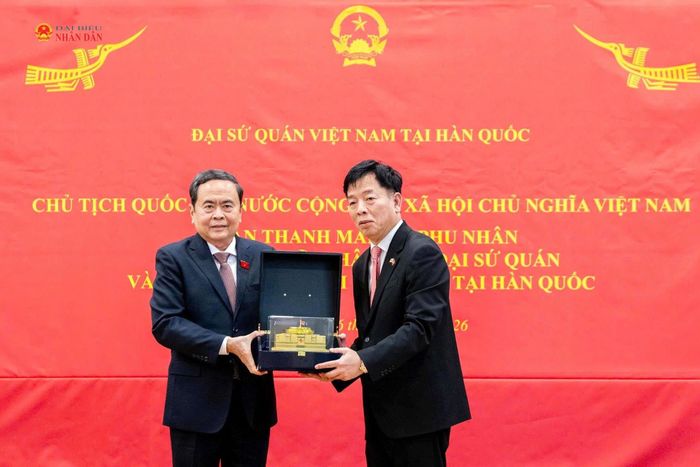Chủ tịch Quốc hội Trần Thanh Mẫn trao quà tặng Đại sứ quán Việt Nam tại Hàn Quốc