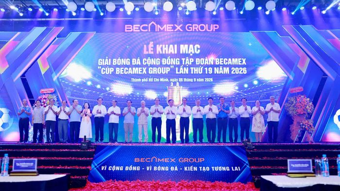 Các đại biểu thực hiện nghi thức Khai mạc Giải bóng