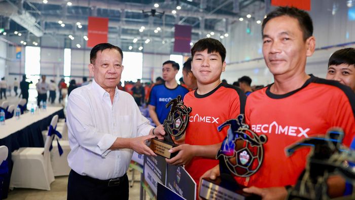 Chủ tịch HĐQT Becamex Group Nguyễn Văn Hùng trao kỷ niệm chương cho các đội bóng tham dự Giải