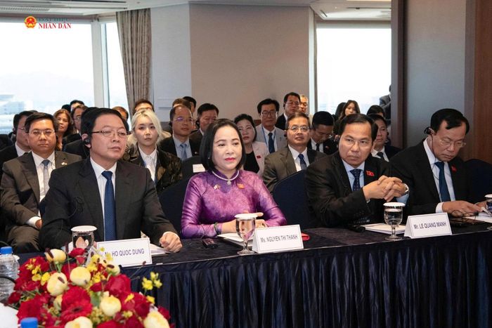 Phó Thủ tướng Hồ Quốc Dũng; Phó Chủ tịch Quốc hội Nguyễn Thị Thanh và các đại biểu dự cuộc gặp
