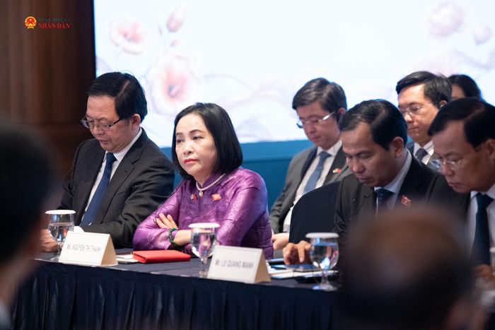Phó Thủ tướng Hồ Quốc Dũng; Phó Chủ tịch Quốc hội Nguyễn Thị Thanh và các đại biểu dự cuộc gặp