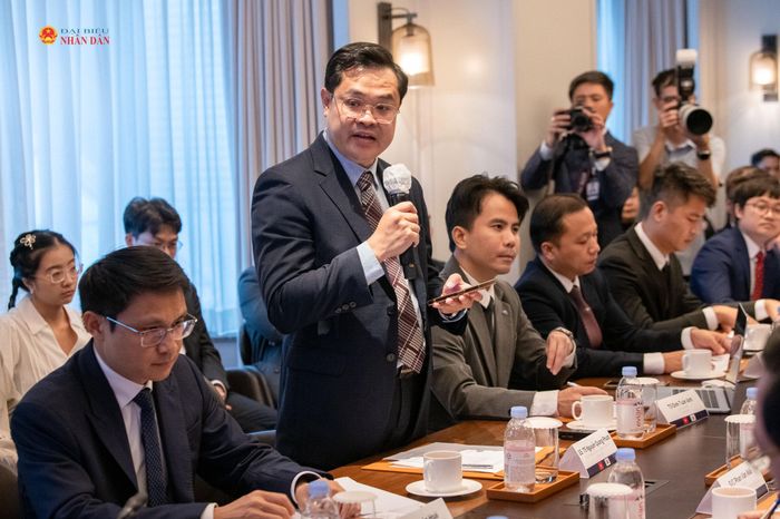 Đại biểu phát biểu tại cuộc gặp mặt