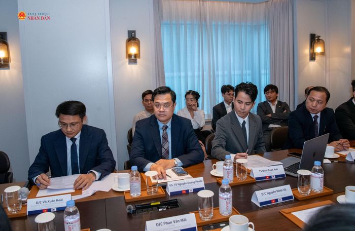 Các đại biểu dự cuộc gặp mặt