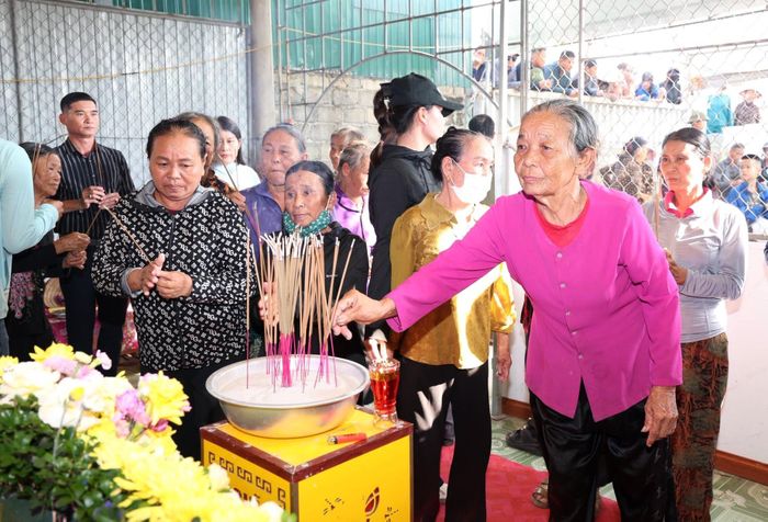 Lãnh đạo xã Yên Hòa cùng bà con lối xóm thành kính dâng nén hương, bày tỏ lòng tri ân trước những cống hiến và sự hy sinh anh dũng của liệt sĩ Phan Hồng Viêm vì độc lập, tự do của Tổ quốc. Ảnh: Xuân Ái