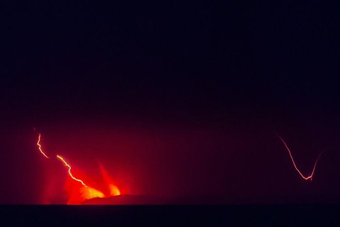 Nham thạch phun trào từ núi lửa Anak Krakatau, ngày 5/9. Ảnh: Instagram/@presidenrepublikindonesia